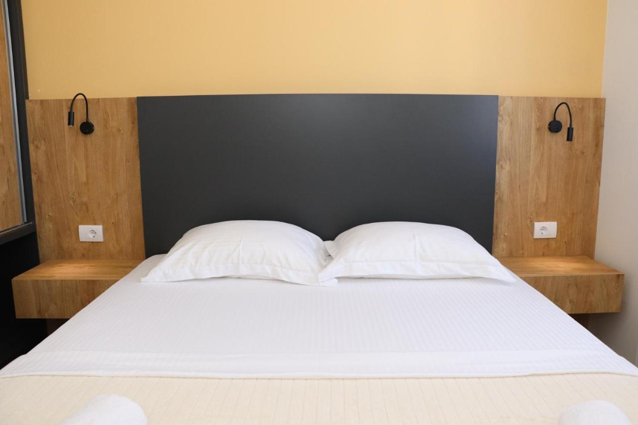 Eagles Apartments & Suites Ulcinj Buitenkant foto