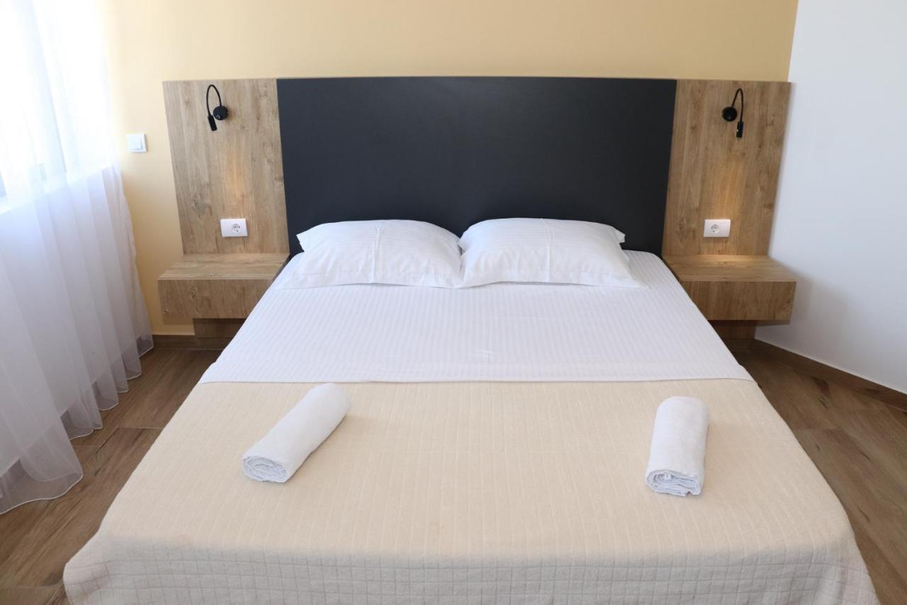 Eagles Apartments & Suites Ulcinj Buitenkant foto